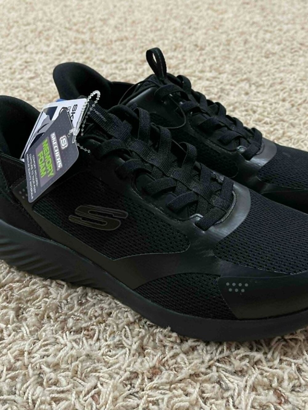 Skechers Men’s Hands Free Swift Fit Memory Foam Shoes Black, Size 10.5 (New)